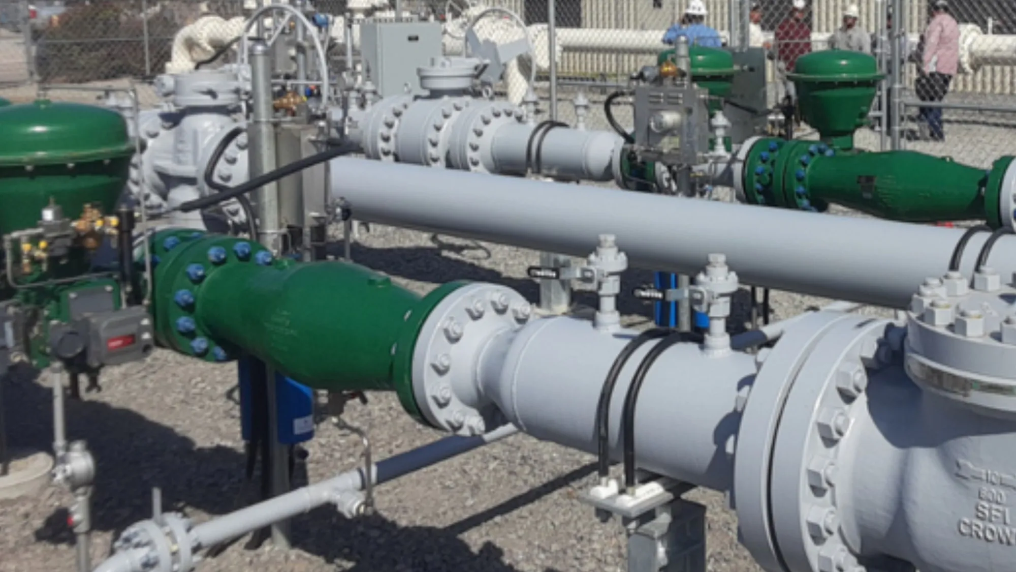 Fisher™ control valves with actuators on a process pipeline station